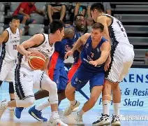 转折点纽卡斯尔战术微调，欧篮联赛前攻防权衡，气氛紧张，细节决定成败(奥克兰fcvs纽卡斯尔喷气机比赛分析)